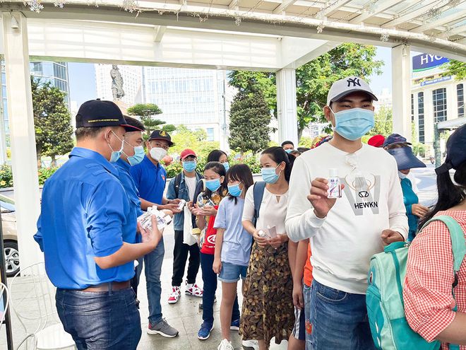 Hành khách sử dụng phương tiện buýt đường thủy tại Bến Bạch Đằng cũng được phát nước rửa tay miễn phí