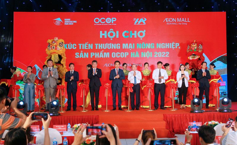 Lễ cắt băng Khai mạc “Hội chợ Xúc tiến thương mại nông nghiệp, sản phẩm OCOP năm 2022 - Hanoi Agriculture Fair 2022”.
