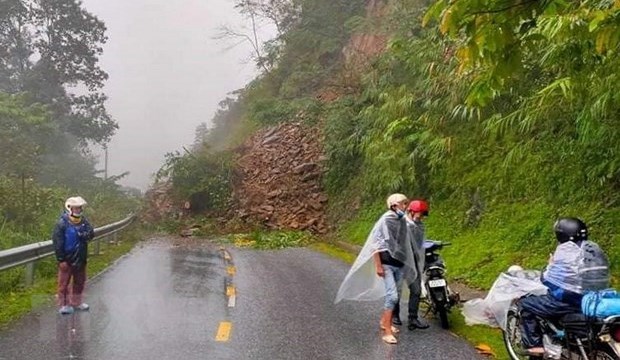 Yên Bái: Sạt lở hàng trăm khối đất đá gây ách tắc trên đèo Khau Phạ