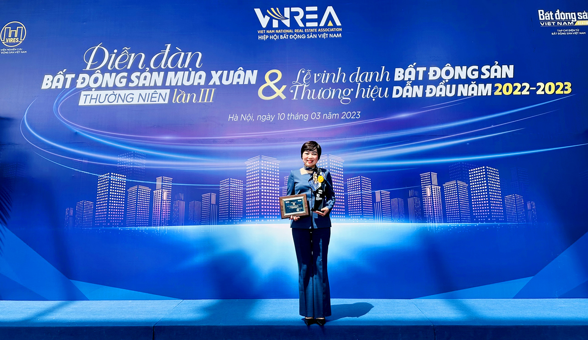 Bà Nguyễn Thị Thu Trang – Phó TGĐ Glexhomes – Đơn vị Quản lý Kinh doanh & Marketing dự án nhận giải thưởng