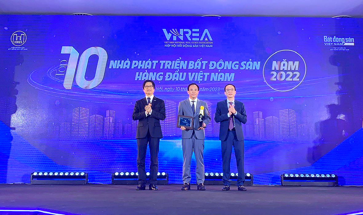 Đại diện Tập đoàn Geleximco nhận phần thưởng Top 10 nhà phát triển bất động sản hàng đầu Việt Nam 2022