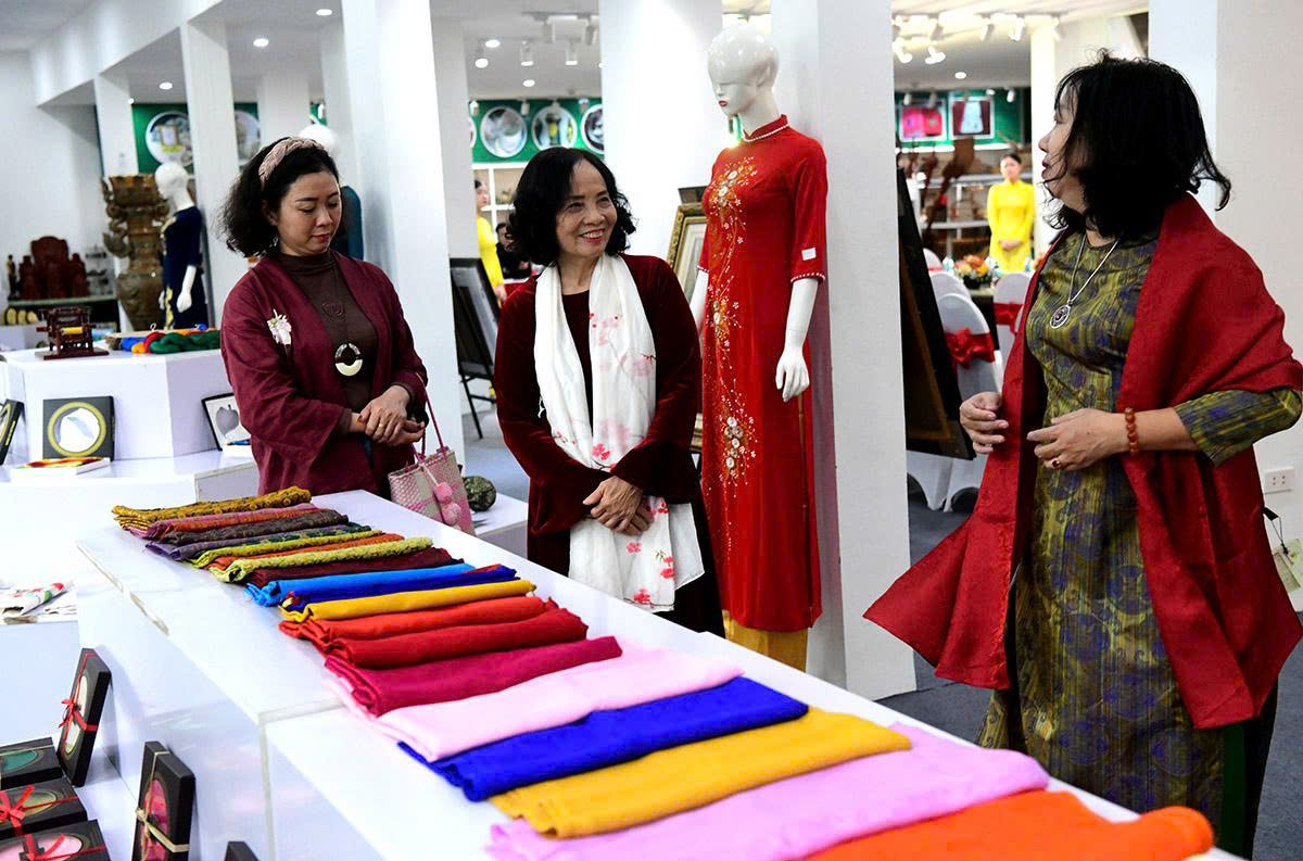 Khai mạc Triển lãm thêu ren - lụa - áo dài - túi vải 2025: Sắc làng nghề lan tỏa giữa lòng Hà Nội