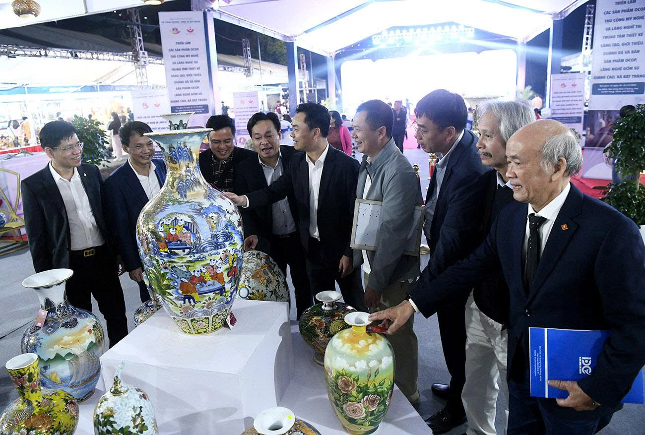 Bát Tràng lan tỏa giá trị OCOP và làng nghề qua Triển lãm quảng bá, giao thương năm 2025